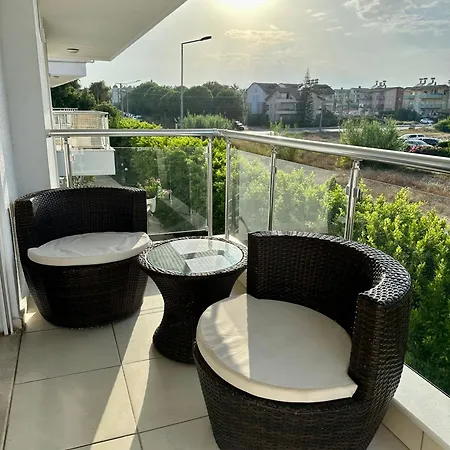 Wonderful 3 Bed Duplex In Sought After Prime Community Appartement *