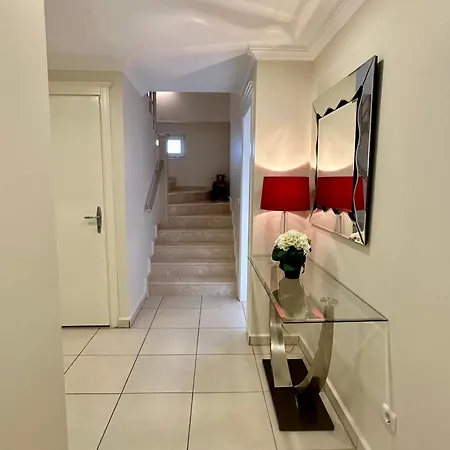 Wonderful 3 Bed Duplex In Sought After Prime Community Appartement