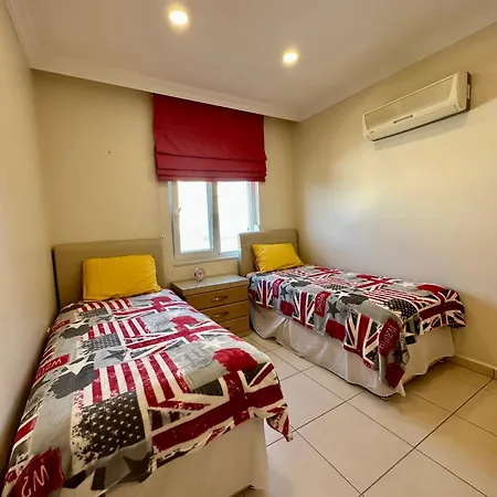 Wonderful 3 Bed Duplex In Sought After Prime Community Apartment *