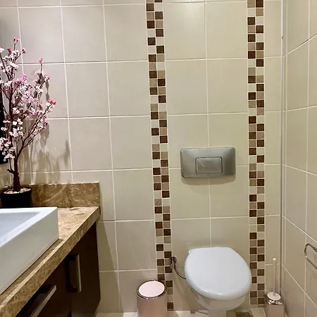 Wonderful 3 Bed Duplex In Sought After Prime Community Apartment Side