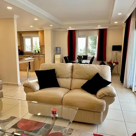 Wonderful 3 Bed Duplex In Sought After Prime Community Apartment Side